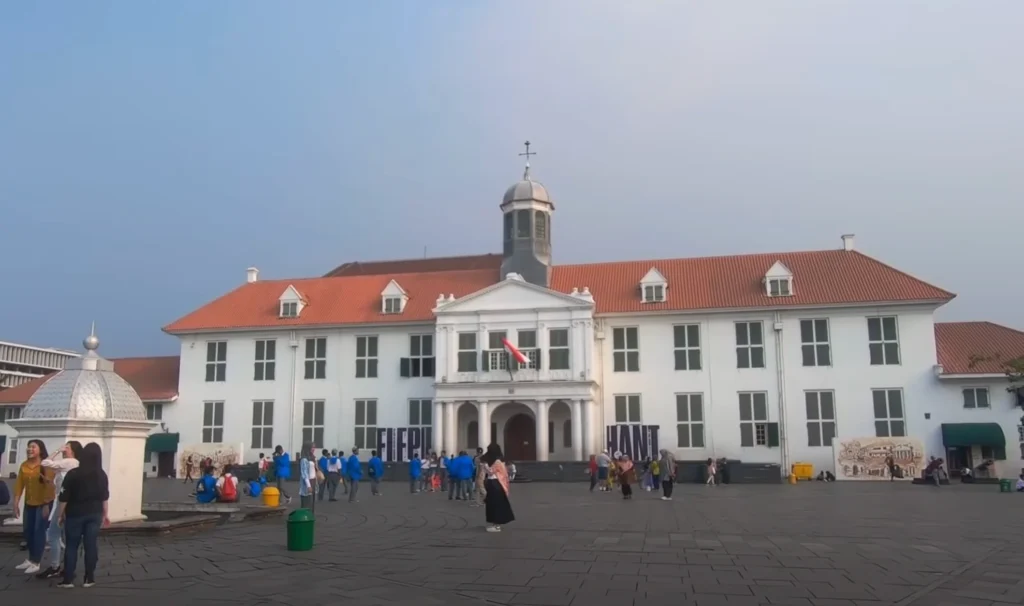 Fatahillah Square & Museum Bank Indonesia - Travel Solo Jakarta