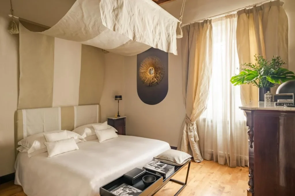 Crossing Condotti - Best Hotels In Rome For Solo Travellers