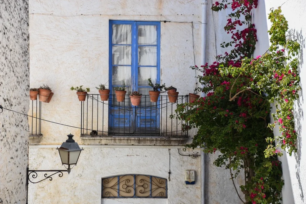 Whitewashed houses, blue shutters, cobbled lanes - Barcelona To Cadaques Day Trip